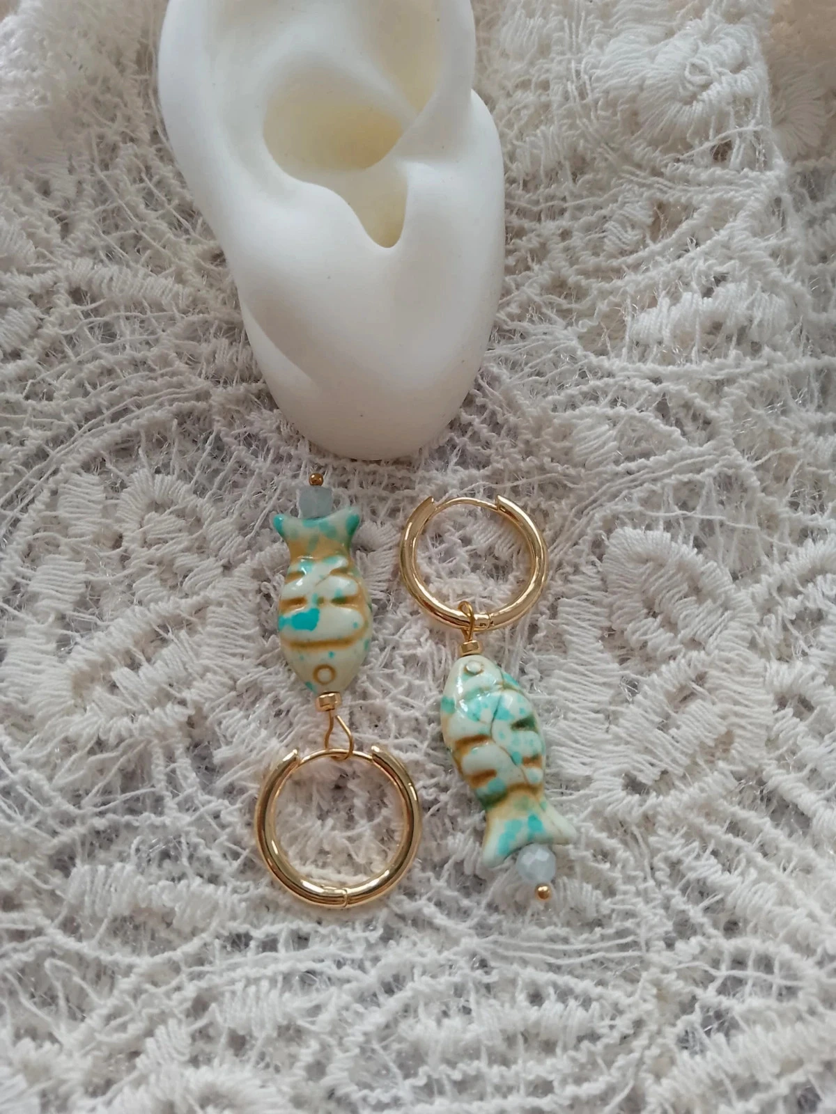 Boucles d'oreilles bohèmes créoles poissons en porcelaine et pierres naturelles doré et turquoise – photo 3